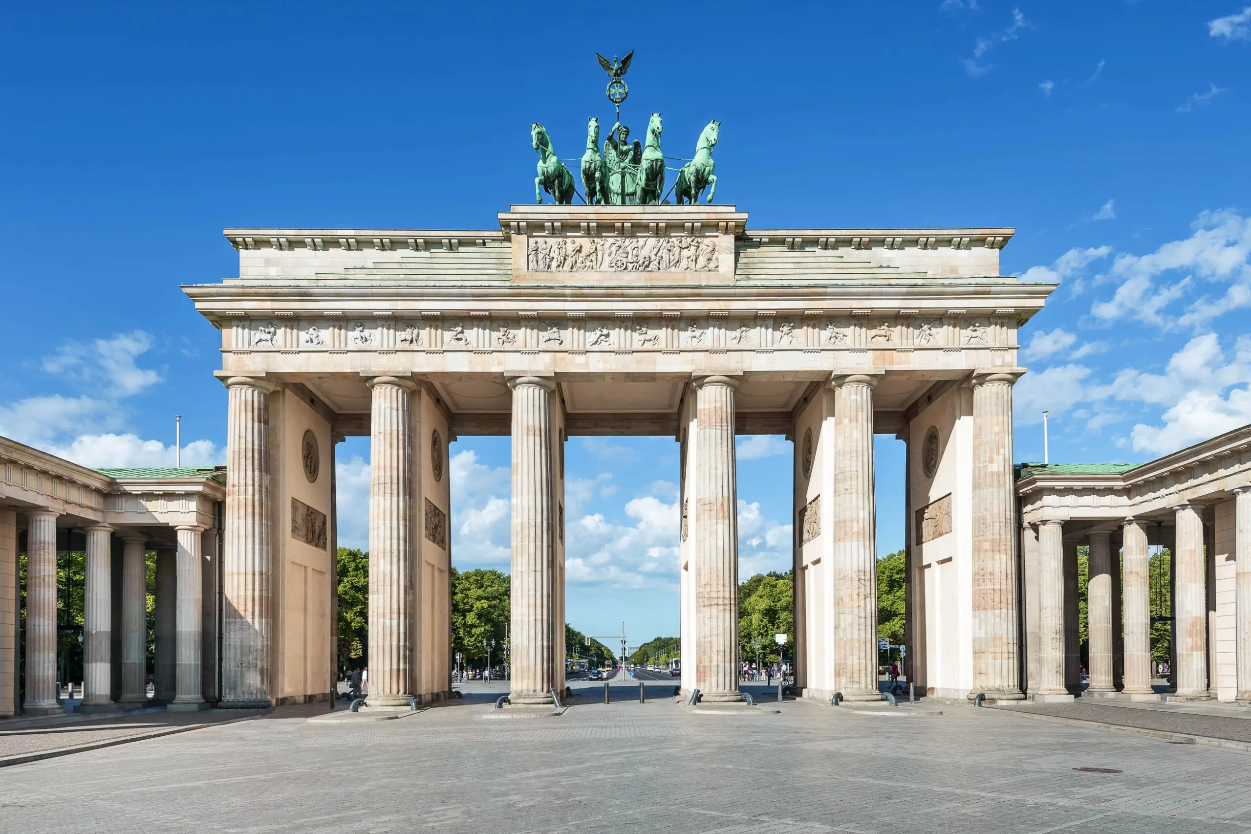 Blick auf das Brandenburger Tor mit der berühmten Quadriga - der Friedensgöttin Viktoria auf einer Kutsche mit vier vorgespannten Pferden, Berlin, Deutschland