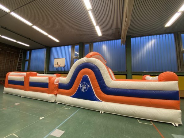 Sporthalle mit Hindernisparcour