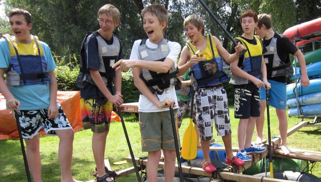 Kinder-bauen-ein-grosses-Floss